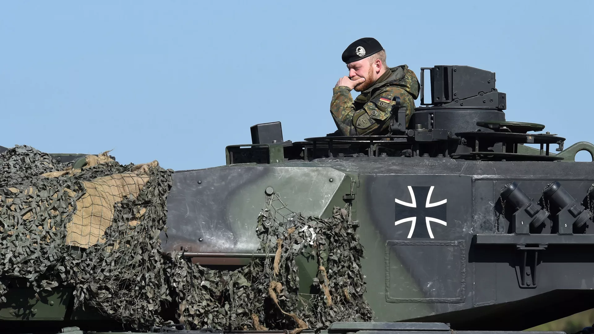 レオパルト戦車に乗るドイツ兵
