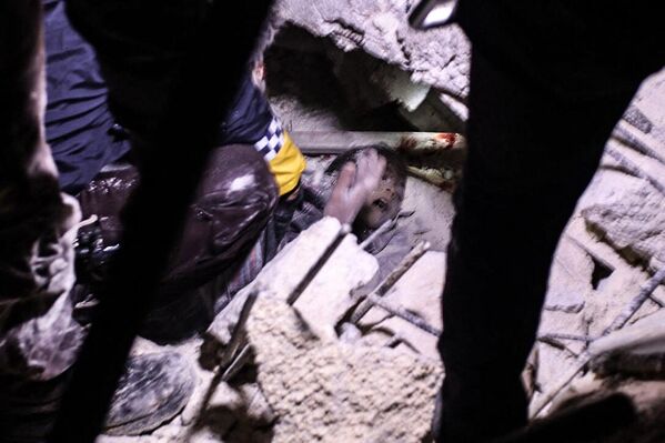 地震で倒壊した建物の瓦礫から少年を救出する救急隊員（シリア・アザーズ、6日） - Sputnik 日本