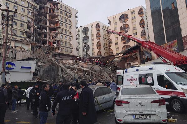地震で倒壊した建物（トルコ・ディヤルバクル、6日） - Sputnik 日本