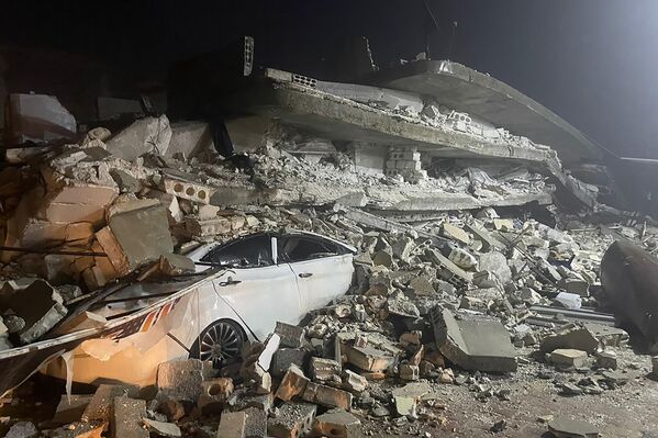 瓦礫の下敷きになった車（シリア・イドリブ県アズマリン、6日） - Sputnik 日本