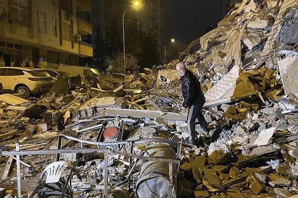 倒壊した建物の上を歩く男性（トルコ・ディヤルバクル、6日） - Sputnik 日本