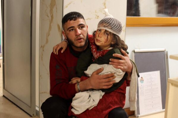 病院で治療を待つ少女（シリア・アレッポ県アザズ、6日） - Sputnik 日本