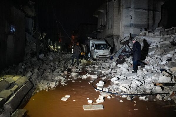 瓦礫が散乱する通りを歩く地元住民（シリア・アレッポ県ジンディレス、6日） - Sputnik 日本