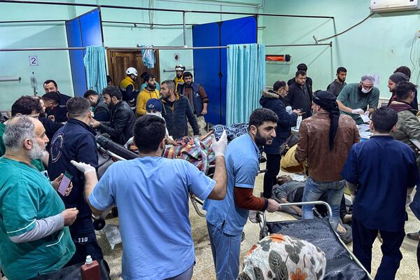 病院の救急病棟に搬送される負傷者（シリア・イドリブ県、6日） - Sputnik 日本