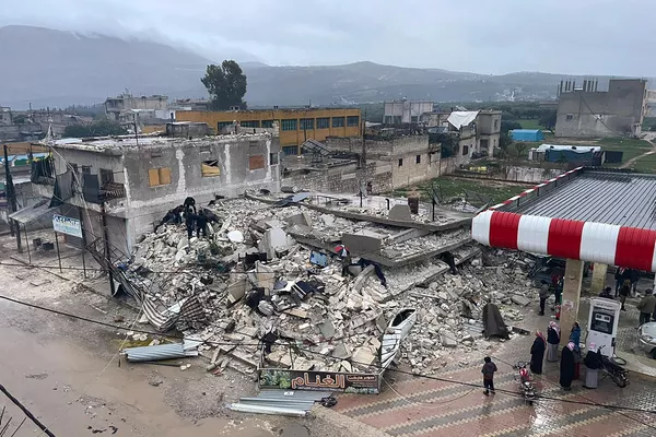 地震で倒壊した建物(シリア・イドリブ県アズマリン、6日) 地震で倒壊した建物(シリア・イドリブ県アズマリン、6日) - Sputnik 日本
