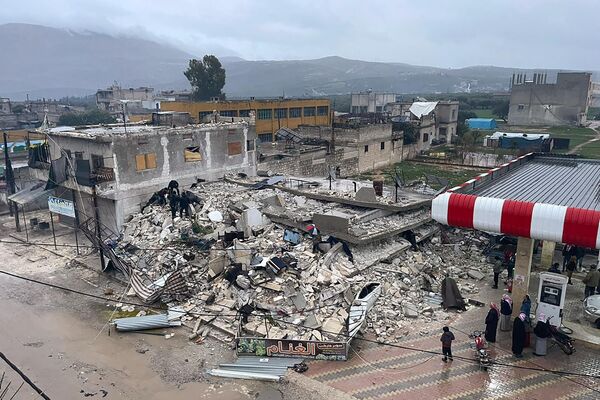 地震で倒壊した建物（シリア・イドリブ県アズマリン、6日） - Sputnik 日本