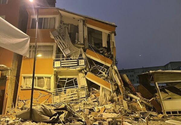 地震で倒壊した建物（トルコ・カフラマンマラシュ県パザルジク、6日） - Sputnik 日本