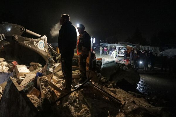 倒壊した建物に駆けつけた救急隊員（シリア・アレッポ県アザズ、6日） - Sputnik 日本