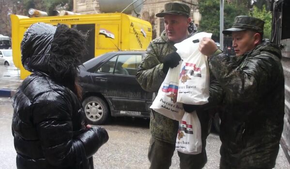 被災した地元住民に人道支援物資を配布するロシア軍兵士ら - Sputnik 日本