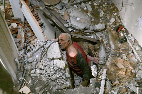 倒壊した建物の瓦礫に挟まれた男性（トルコ・ハタイ、7日） - Sputnik 日本