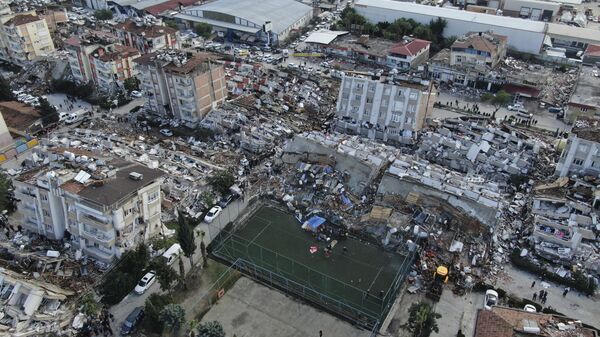 地震で倒壊した建物が折り重なるハタイの街 - Sputnik 日本