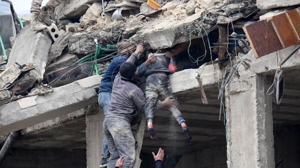地震で倒壊した建物の瓦礫から少女を救出する住民たち　シリア - Sputnik 日本