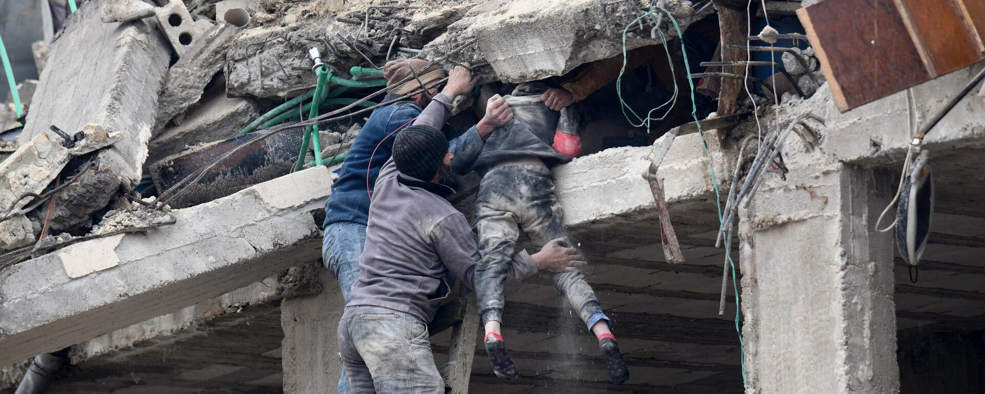 地震で倒壊した建物の瓦礫から少女を救出する住民たち　シリア - Sputnik 日本, 1920, 09.02.2023