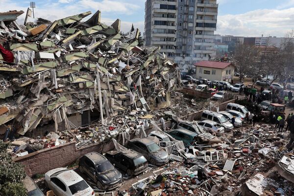 地震で倒壊した建物（トルコ・カフラマンマラシュ、7日） - Sputnik 日本
