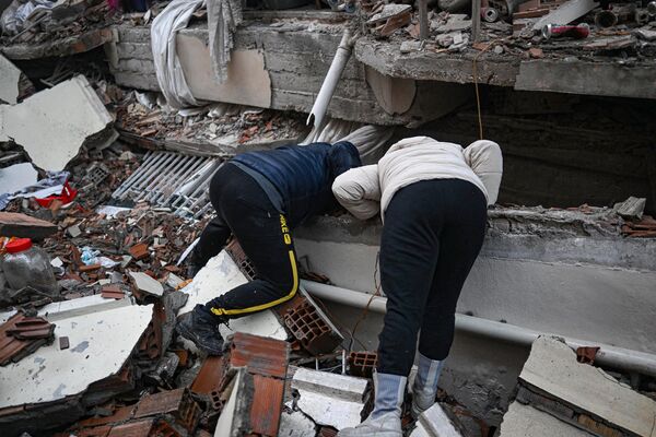 瓦礫の中から親族の捜索を試みる地元住民（トルコ・ハタイ、7日） - Sputnik 日本