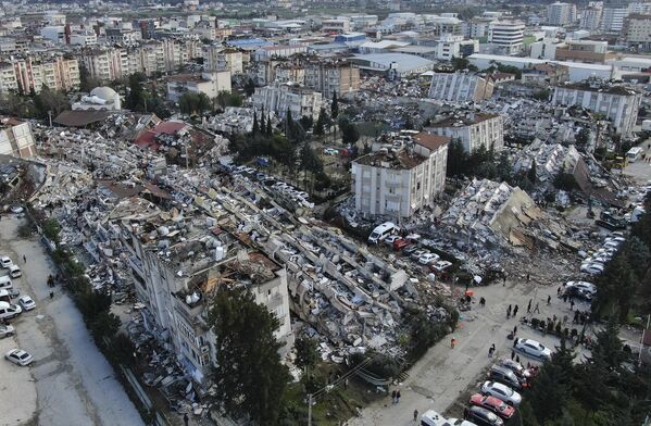 地震で半壊した町の様子（トルコ・ハタイ、7日） - Sputnik 日本