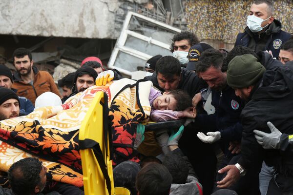 瓦礫の下から救出された少女（トルコ・ディヤルバクル、6日） - Sputnik 日本