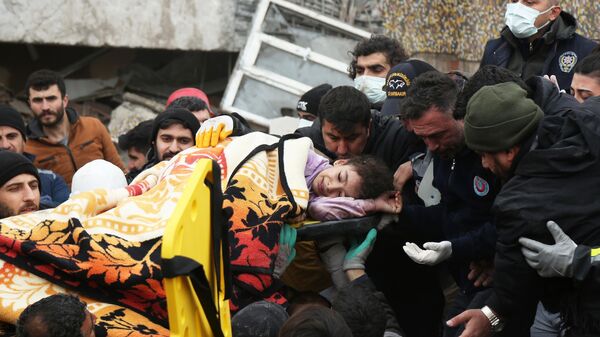 瓦礫の下から救出された少女（トルコ・ディヤルバクル、6日） - Sputnik 日本
