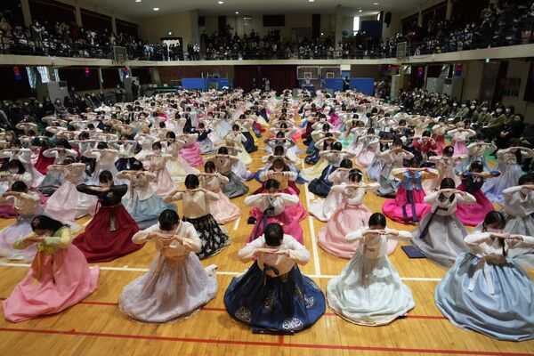 女子高校で行われた合同卒業式及び成人式に、韓服を着て参加する生徒たち（韓国・ソウル、7日） - Sputnik 日本