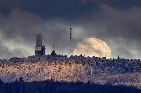 フェルトベルク山頂に沈む月（ドイツ・フランクフルト、6日） - Sputnik 日本