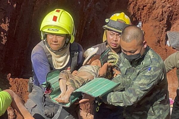 地下水配管に使われていた深さ15メートルの穴から救出された子ども（タイ・ターク県、7日） - Sputnik 日本