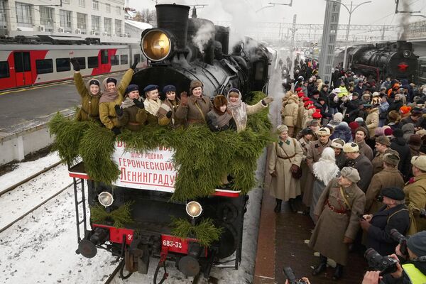 大祖国戦争中、レニングラード包囲網を突破し、最初の列車が到着してから80周年を記念して行われた歴史復元イベントで、フィンリャンスキー鉄道駅に到着した当時の機関車（ロシア・サンクトペテルブルク、7日） - Sputnik 日本