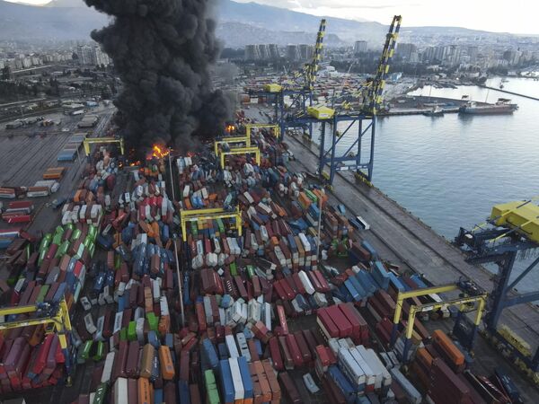 地震直後、港のコンテナから立ち上る煙（トルコ・イスケンデルン、7日） - Sputnik 日本