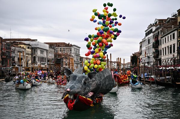 毎年恒例のカーニバルで、運河から風船を飛ばすねずみ型の船（イタリア・ヴェネチア、5日） - Sputnik 日本