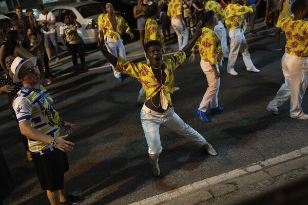 カーニバルのパレードを前に、路上でリハーサルをするサンバスクールのメンバー（ブラジル・リオデジャネイロ、6日） - Sputnik 日本