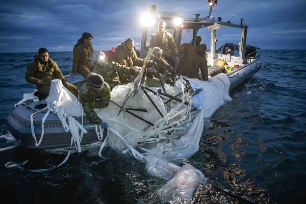 海上で中国の偵察気球の残骸を回収する米海軍（米サウスカロライナ州、5日） - Sputnik 日本