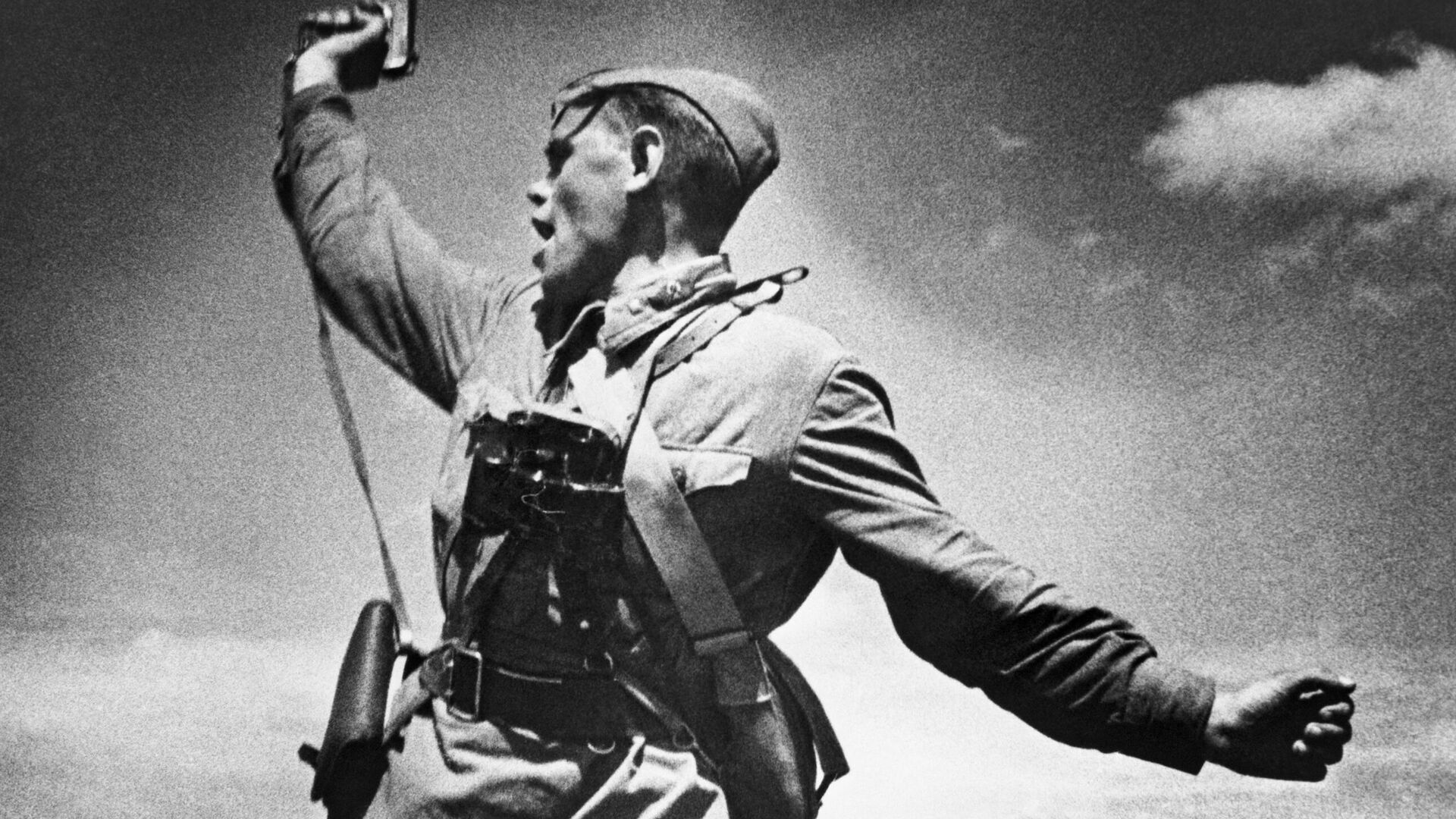 第18軍第4狙撃兵師団第220狙撃兵連隊の政治委員、アレクセイ・エリョーメンコを映した写真「大隊長」。エリョーメンコは負傷した中隊長に代わり、反撃のため部下を奮い立たせた。1942年7月、戦闘中にヴォロシロブグラード（現ルガンスク）州ホロシェー村近くで落命 - Sputnik 日本, 1920, 14.02.2023