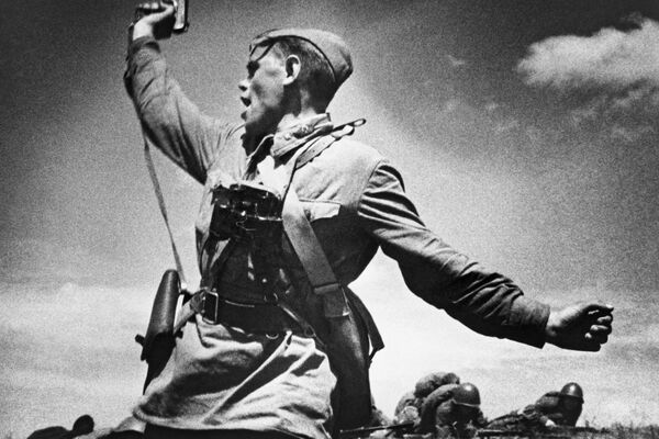 第18軍第4狙撃兵師団第220狙撃兵連隊の政治委員、アレクセイ・エリョーメンコを映した写真「大隊長」。エリョーメンコは負傷した中隊長に代わり、反撃のため部下を奮い立たせた。1942年7月、戦闘中にヴォロシロブグラード（現ルガンスク）州ホロシェー村近くで落命 - Sputnik 日本