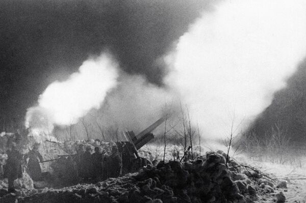 ヴォロシロフグラード州（現ルガンスク）州で砲弾を除去するソ連軍兵士 - Sputnik 日本