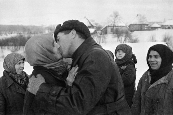 ハリコフ方面に進撃するソ連軍部隊を迎えるドネツ村の人々 - Sputnik 日本