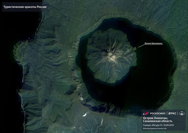 クリル諸島のオネコタン島（日本表記：温禰古丹島）。南端に二重式火山のクレニツィナ火山がある - Sputnik 日本
