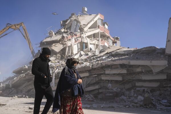 崩壊した建物の前を歩く地元の人々、トルコ南部ヌルダギ - Sputnik 日本