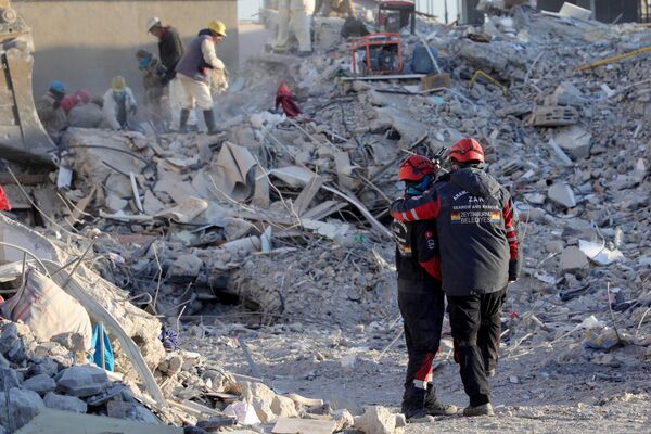 倒壊した建物のがれきの中で活動する捜索救助隊のメンバー、トルコのヌルダギ市 - Sputnik 日本