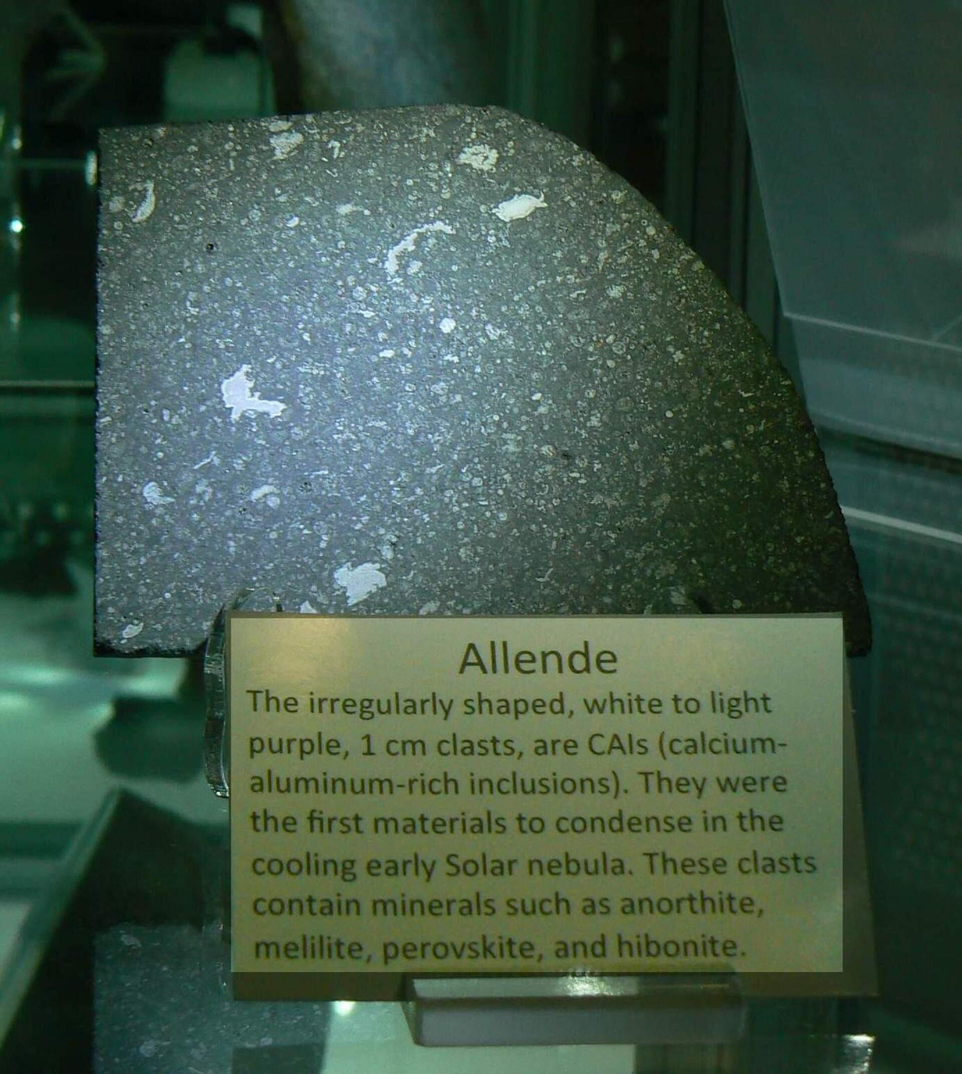 Большой фрагмент метеорита Альенде, выставленный на всеобщее обозрение в Центре изучения метеоритов в штате Аризона - Sputnik 日本, 1920, 16.02.2023