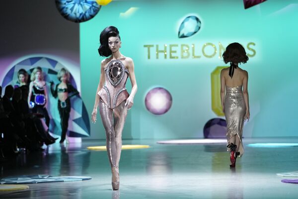 ニューヨーク・ファッション・ウイークでランウェイを歩くモデル（米ニューヨーク、15日） - Sputnik 日本