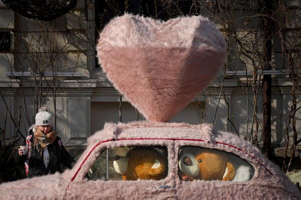 バレンタインデーのためにピンクの毛皮とテディベアで装飾された車（ルーマニア・ブカレスト、14日） - Sputnik 日本