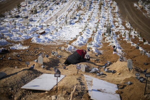 地震で犠牲になった息子と娘が眠る墓の前で涙を流す女性（トルコ・マラティヤ、12日） - Sputnik 日本