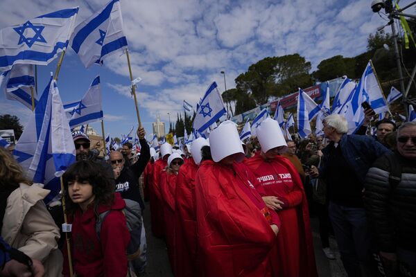 ネタニヤフ新政権による司法制度の見直し計画に抗議するため、クネセト（イスラエル国会）前に集まった人々（イスラエル・エルサレム、13日） - Sputnik 日本