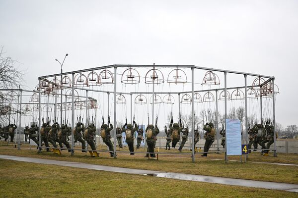 専用器具でパラシュートの降下訓練をするベラルーシ軍の特殊部隊・第38独立親衛空中強襲旅団の落下傘兵（ベラルーシ・ブレスト、13日） - Sputnik 日本