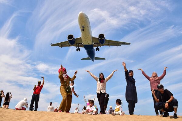 プーケット国際空港に着陸する飛行機とビーチから写真撮影をする観光客（タイ・プーケット、13日） - Sputnik 日本