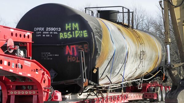 脱線したノーフォーク・サザン社の貨物列車のタンク車（オハイオ州イーストパレスティーン、15日） - Sputnik 日本