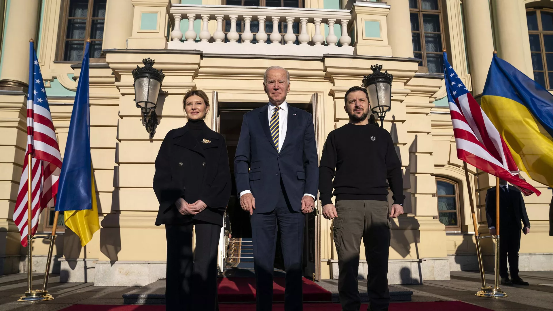 ウクライナを訪問したバイデン大統領と並ぶゼレンスキー夫妻