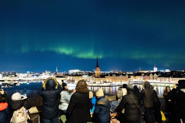 2月27日、スウェーデン・ストックホルム中心部でオーロラを眺める人々 - Sputnik 日本