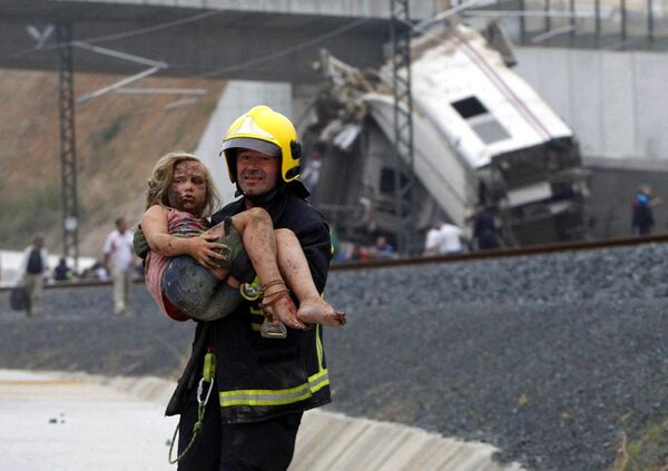 2013年7月24日、スペイン・ガリシア州サンティアゴ・デ・コンポステーラで列車が急カーブを曲がり切れず脱線し大破。79人が死亡 - Sputnik 日本