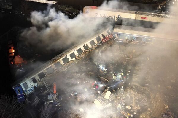 2023年2月28日、ギリシャ中部・テンピ近郊で旅客列車と貨物列車が正面衝突。これまでに少なくとも32人が死亡 - Sputnik 日本