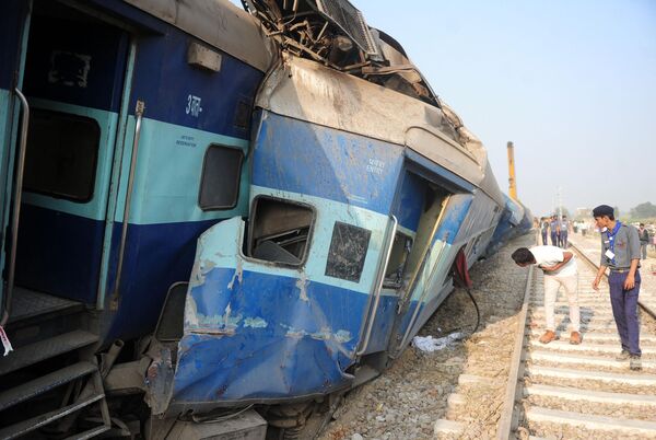 2016年11月20日、インド北部・ウッタル・プラデシュ州で急行列車が脱線。143人が死亡 - Sputnik 日本